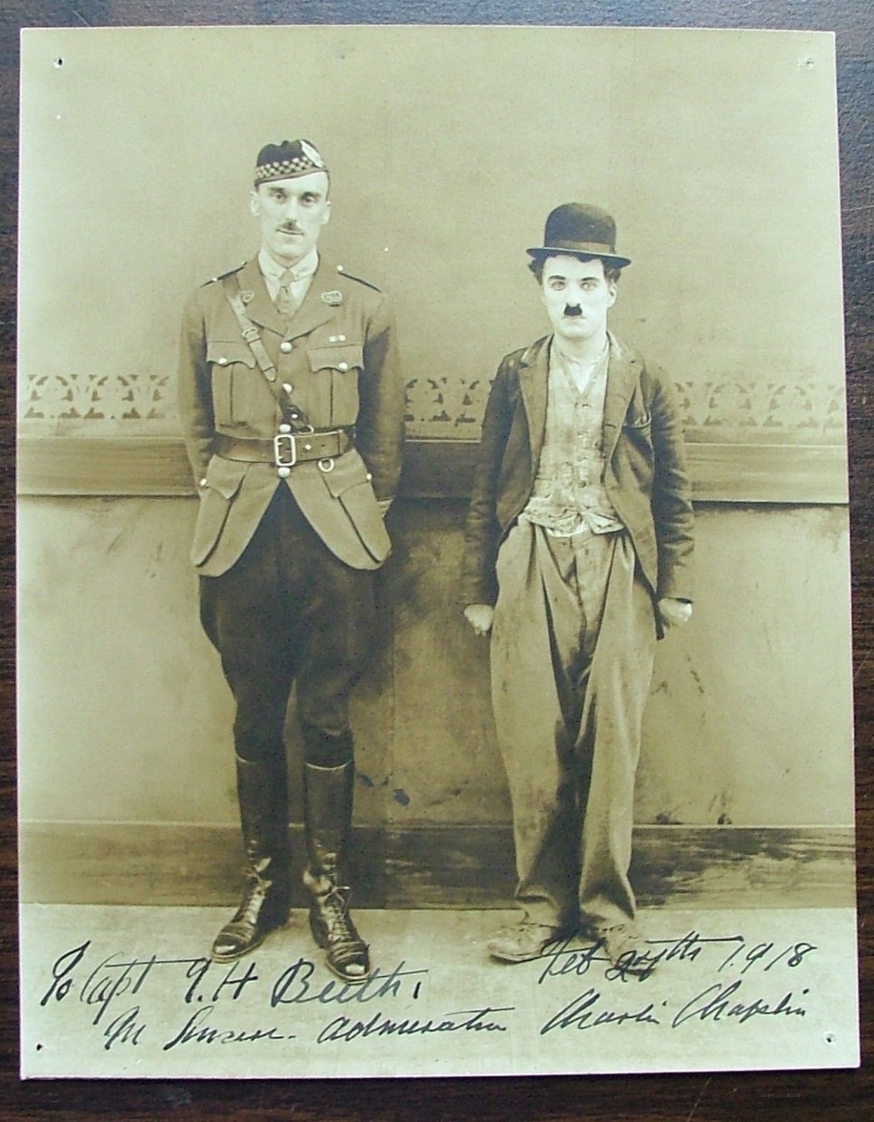 Charlie Chaplin : photos autographiées et films de l'époque à découvrir !